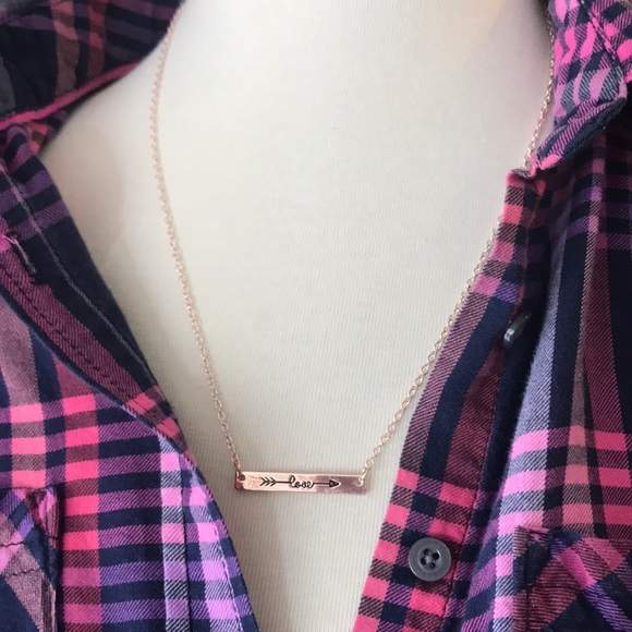 Dainty Rose gold colored love/arrow necklace - Picture 3 of 5